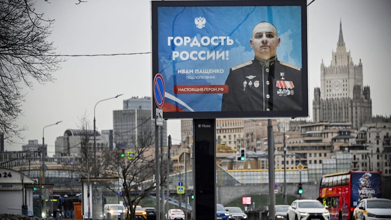 Kriegspropaganda mitten in Russland – „Der Stolz Russlands“ und „Echte Helden“ steht auf der Plakatwand.  (Bild: APA/AFP/Alexander NEMENOV)