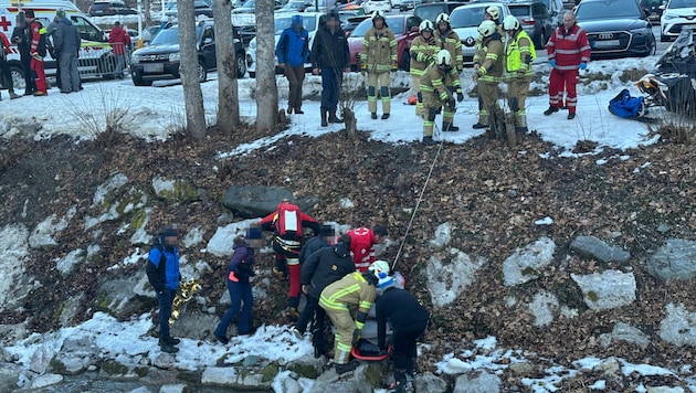 Numerous emergency services were deployed to rescue the injured. (Bild: ZOOM Tirol/zoom.tirol, Krone KREATIV)