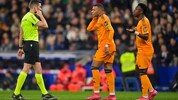 Kylian Mbappe (Mitte) und Vinicius Junior beschweren sich bei Referee Alejandro Muniz Ruiz.