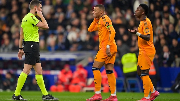 Kylian Mbappe (Mitte) und Vinicius Junior beschweren sich bei Referee Alejandro Muniz Ruiz. (Bild: AFP or licensors)