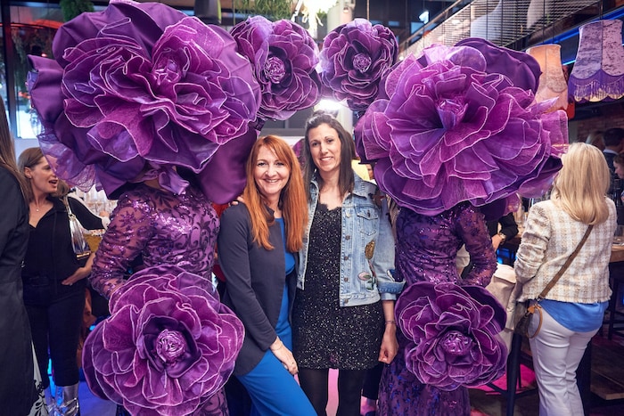 In Wels warten die Flower Ladies als blumiges Fotomotiv