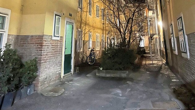 A punch is said to have been thrown in the courtyard in front of the office before the suspect reached for the knife. (Bild: Stefan Steinkogler)