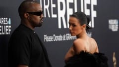 Mit diesem Auftritt sorgten Kanye West und Bianca Censori am Sonntagabend bei den Grammys für einen kleinen Skandal. (Bild: Jordan Strauss/Invision/AP)