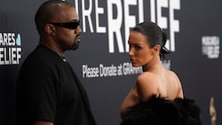 Mit diesem Auftritt sorgten Kanye West und Bianca Censori am Sonntagabend bei den Grammys für einen kleinen Skandal. (Bild: APA/Jordan Strauss/Invision/AP)