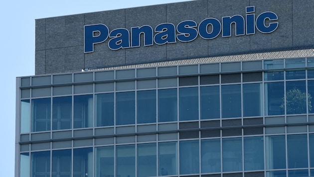 Panasonic kämpft mit Umsatzrückgängen (hier die Zentrale in Tokyo) – das bekommen nun 140 Mitarbeiter in Oberösterreich zu spüren. (Bild: AFP/TORU YAMANAKA)