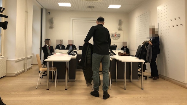 The accused police officer was visibly nervous in front of the panel of lay assessors (Bild: Markus Schütz, Krone KREATIV)