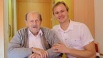 Josef Peer mit Daniel Pleunik aus dem Burgenland im Gespräch über die besten Tricks der über 100-Jährigen für ein langes Leben. (Bild: Team Pleunik)