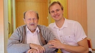 Josef Peer mit Daniel Pleunik aus dem Burgenland im Gespräch über die besten Tricks der über 100-Jährigen für ein langes Leben. (Bild: Team Pleunik)