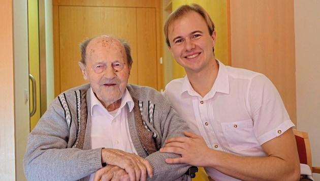 Josef Peer mit Daniel Pleunik aus dem Burgenland im Gespräch über die besten Tricks der über 100-Jährigen für ein langes Leben. (Bild: Team Pleunik)