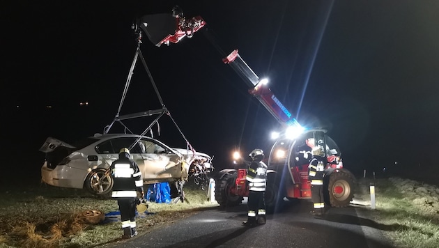 The demolished car was recovered using a telehandler. (Bild: Presseteam BFVRA/Baumgartner)