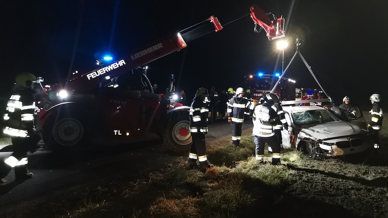 Die Feuerwehrkräfte beim technisch anspruchsvollen Bergungseinsatz (Bild: Presseteam BFVRA/Baumgartner)