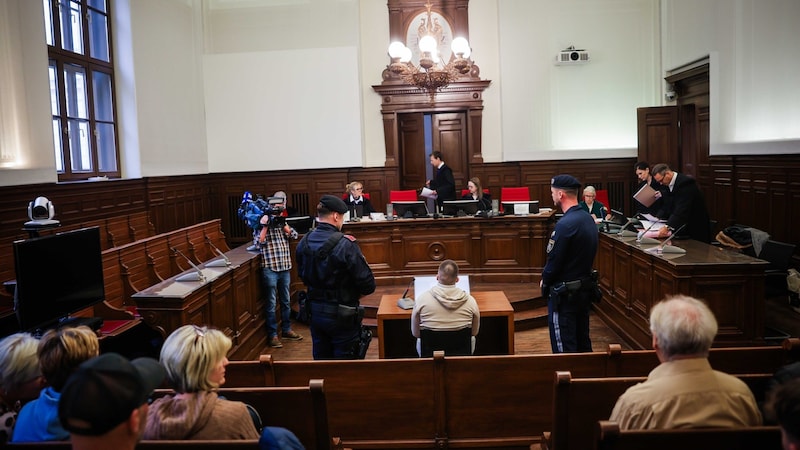 Der 22-Jährige bei der ersten Verhandlungsrunde im Mordprozess am 14. November (Bild: Pressefoto Scharinger/Daniel Scharinger/Pressefoto Scharinger © Daniel Scharinger)