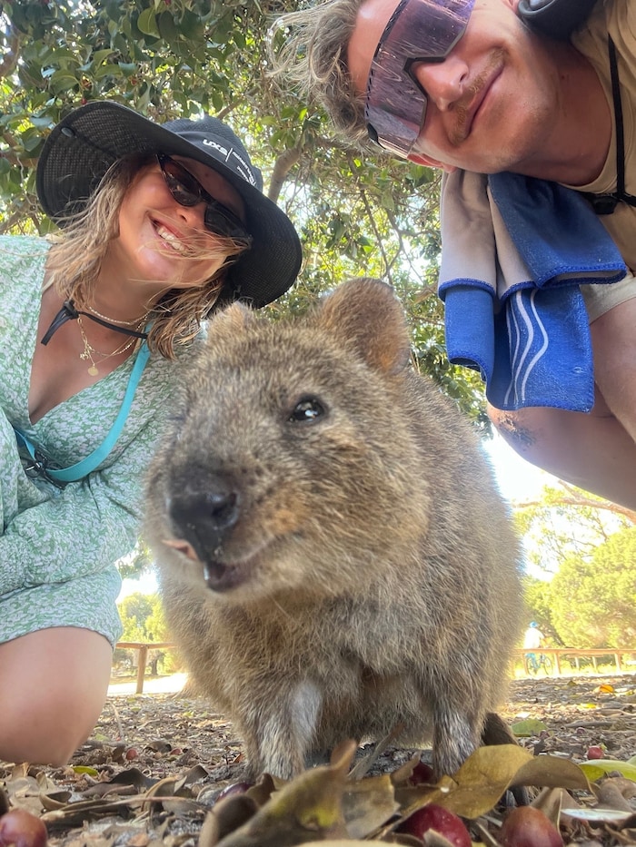 Schnell ein Selfie gemacht: Lisa-Marie, Philip und ein Quokka.