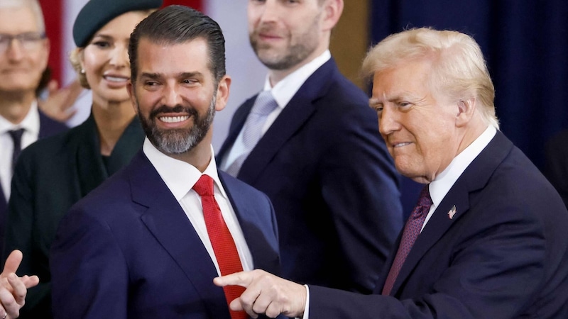 The US President with his son Donald Trump Junior (Bild: APA-PictureDesk/SHAWN THEW / AFP / picturedesk.com)