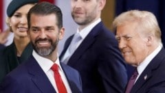 Donald Trump Junior mit seinem Vater Donald Trump (Bild: SHAWN THEW / AFP / picturedesk.com)