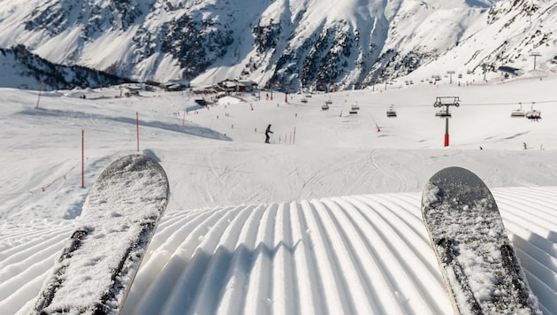 Jede zehnte Person greift beim Wintersport regelmäßig zu Alkohol, wie jetzt eine neue KFV-Studie zeigt (Symbolbild). (Bild: stock.adobe.com/Kirill Gorlov)