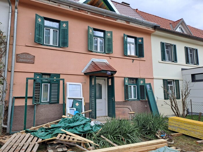 Derzeit ist das Haus in der Henselstraße Baustelle: Eine Rampe wird errichtet, die Decke ...