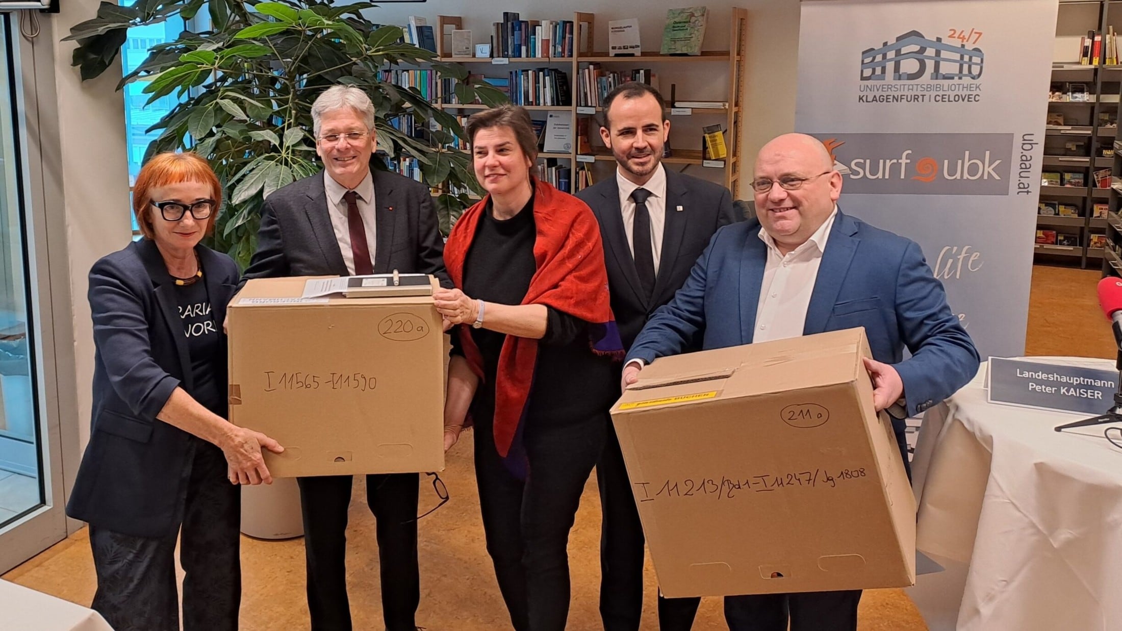 Übergabe der Bachmann-Bücher an die Uni: Lydia Zellacher von der Uni-Bibliothek, Landeshauptmann ...