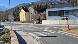 Beim Kreisverkehr Mitteregger Kreuz in Richtung Italien kam es zur Kollision zwischen dem Streifenwagen und dem Schlepperfahrzeug. (Bild: Martin Oberbichler, Krone KREATIV)