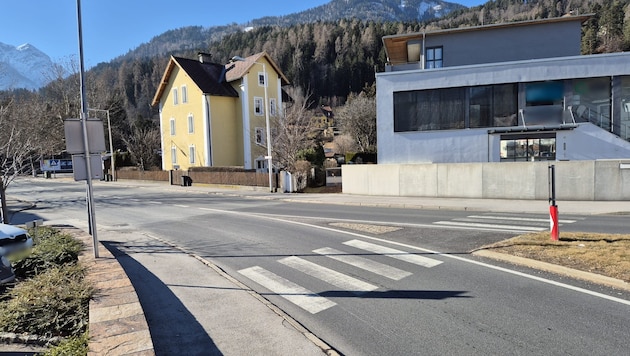 Beim Kreisverkehr Mitteregger Kreuz in Richtung Italien kam es zur Kollision zwischen dem Streifenwagen und dem Schlepperfahrzeug. (Bild: Martin Oberbichler, Krone KREATIV)