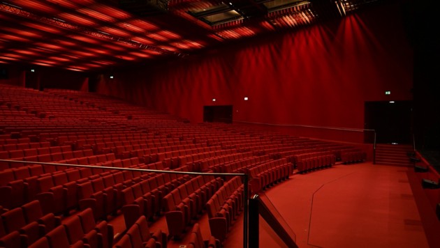 Hall F with its fixed seating and stage is suitable for art and cultural events and lectures. (Bild: krone.tv)