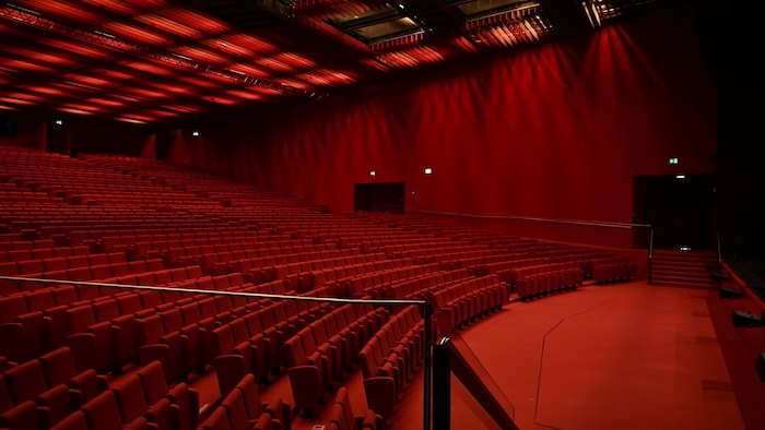 Die Halle F mit Ihrer fixen Saalbestuhlung und Bühne eignet sich für Kunst & ...