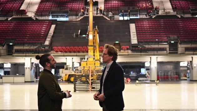 Krone.Tv presenter Mario Grüninger in an interview with the Managing Director of Wiener Stadthalle Matthäus Zelenka. (Bild: krone.tv)