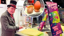 Der Schokomichi aus Wien fällt sowohl durch sein Outfit als auch mit handgemachter Schokolade auf der Süßigkeitenmesse auf. (Bild: Dworak/Wiesmeyer)