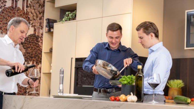 Das Geschäftsführer-Team, Johann, Johannes und Martin Breitschopf (von li nach re) fertigt ihre Küchen ausschließlich in OÖ (Bild: © Breitschopf)