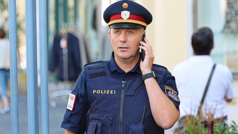 Police spokesman Heimo Kohlbacher gives the all-clear for Styria. (Bild: Christian Jauschowetz)