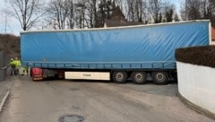 Ein Lkw auf Abwegen (Bild: FF Bruck/Mur)