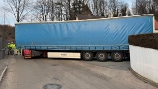 Ein Lkw auf Abwegen (Bild: FF Bruck/Mur)