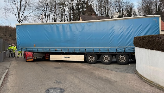 Ein Lkw auf Abwegen (Bild: FF Bruck/Mur)