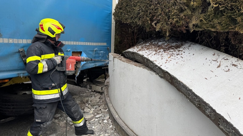 Die Helfer stemmten den Sattelschlepper frei. (Bild: FF Bruck/Mur)