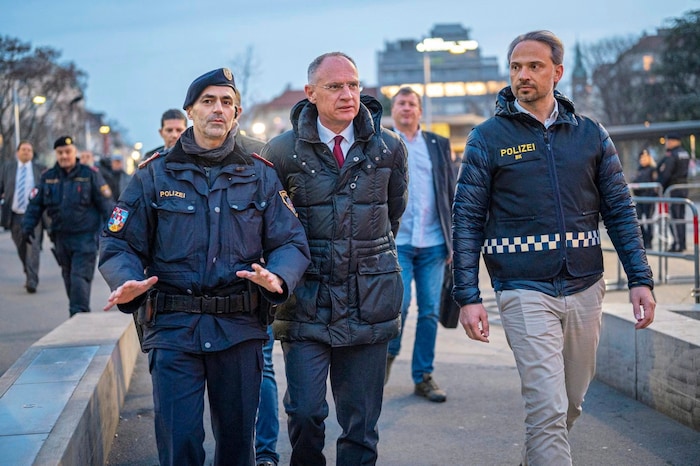 Macht sich vor Ort ein Bild der Lage: Minister Karner mit dem SOKO-Chef Csefan (re.).