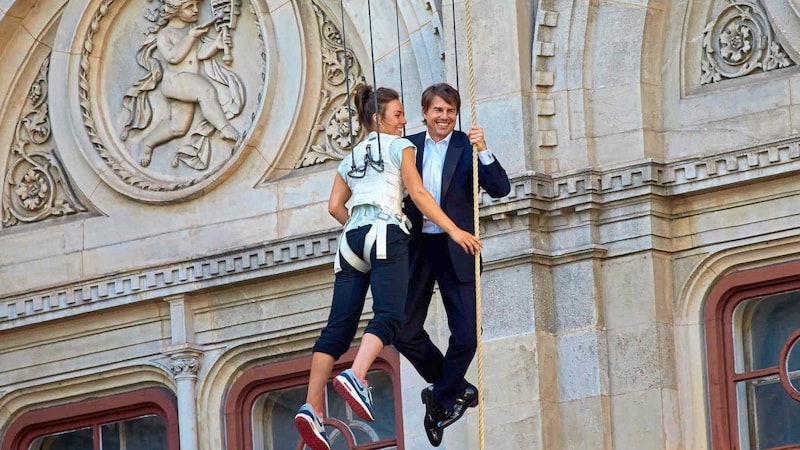 Tom Cruise abseils down from the State Opera in 2014 while filming the blockbuster "Mission Impossible". (Bild: Tuma Alexander/Starpix/ Alexander TUMA)