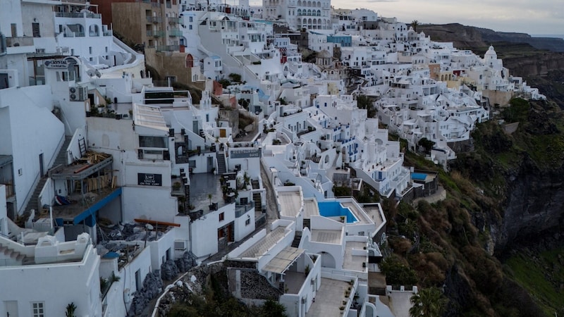 Blick auf die griechische Insel Santorini (Bild: AFP/Aris Messinis)