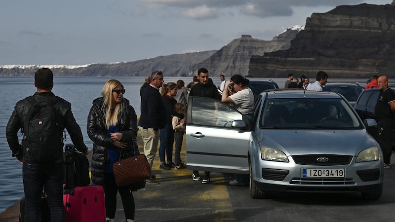 Derzeit sind fast nur Einheimische vor Ort. (Bild: AFP/Aris Messinis)