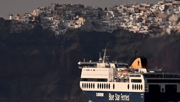 More and more people are fleeing the Greek island of Santorini. (Bild: Aris Messinis)