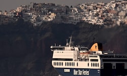 Immer mehr Menschen flüchten von der griechischen Insel Santorini.