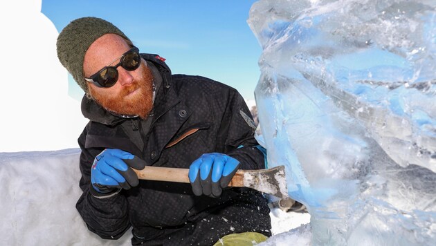 Daniel Rauch schnitzt an der Eiskönigin. (Bild: Hölzl Roland)