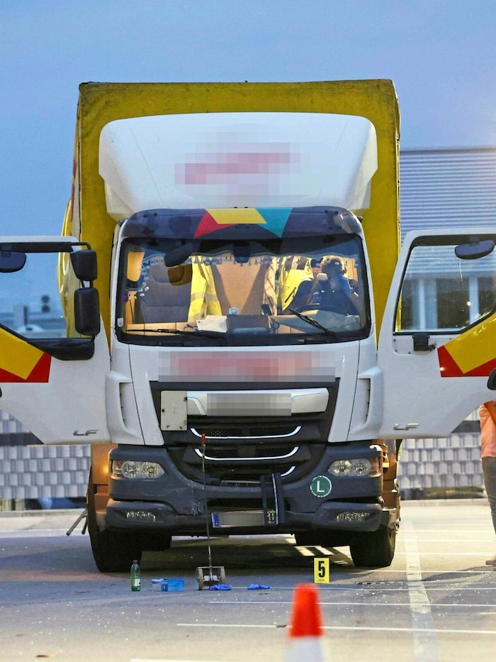Mit diesem Lkw krachte der Angeklagte im Retourgang gegen das Gebäude der Pfingstkirche.