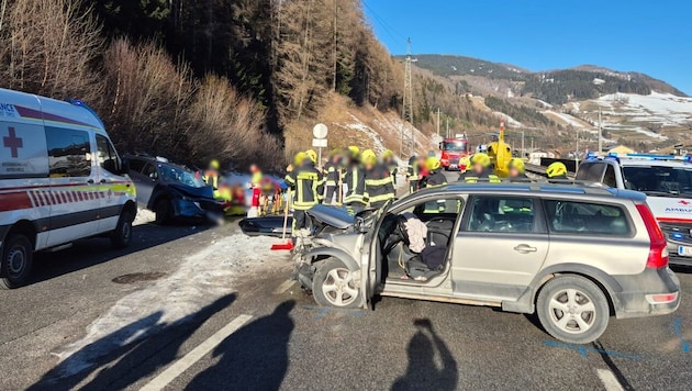 Ein Großaufgebot an Einsatzkräften war vor Ort. (Bild: FF Matrei am Brenner, Krone KREATIV)