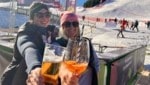 Tanja und Stefanie servieren Drinks neben der Rennstrecke (Bild: JHK)