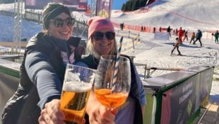 Tanja und Stefanie servieren Drinks neben der Rennstrecke (Bild: JHK)