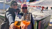 Tanja und Stefanie servieren Drinks neben der Rennstrecke