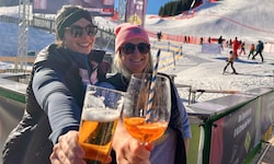 Tanja und Stefanie servieren Drinks neben der Rennstrecke