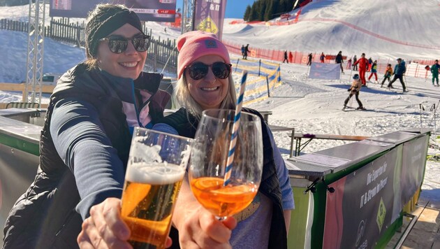 Tanja and Stefanie serve drinks next to the race track (Bild: JHK)