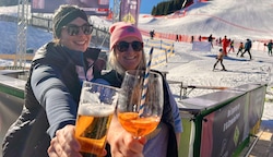 Tanja und Stefanie servieren Drinks neben der Rennstrecke (Bild: JHK)