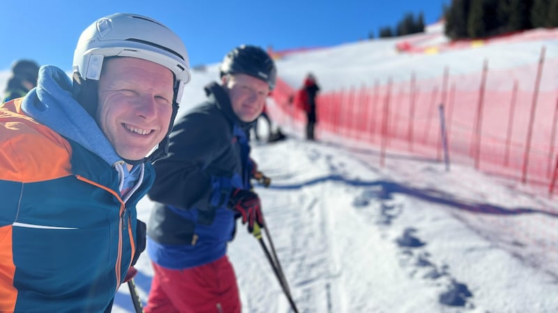 Ole and Lars from Hamburg wouldn't spend money on stadium tickets, but were amazed by the enormous speed of the racers. (Bild: JHK)